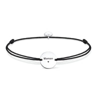 Bracelet cordon noir avec disque circulaire en acier inoxydable gravé "Maman" et petit cœur.