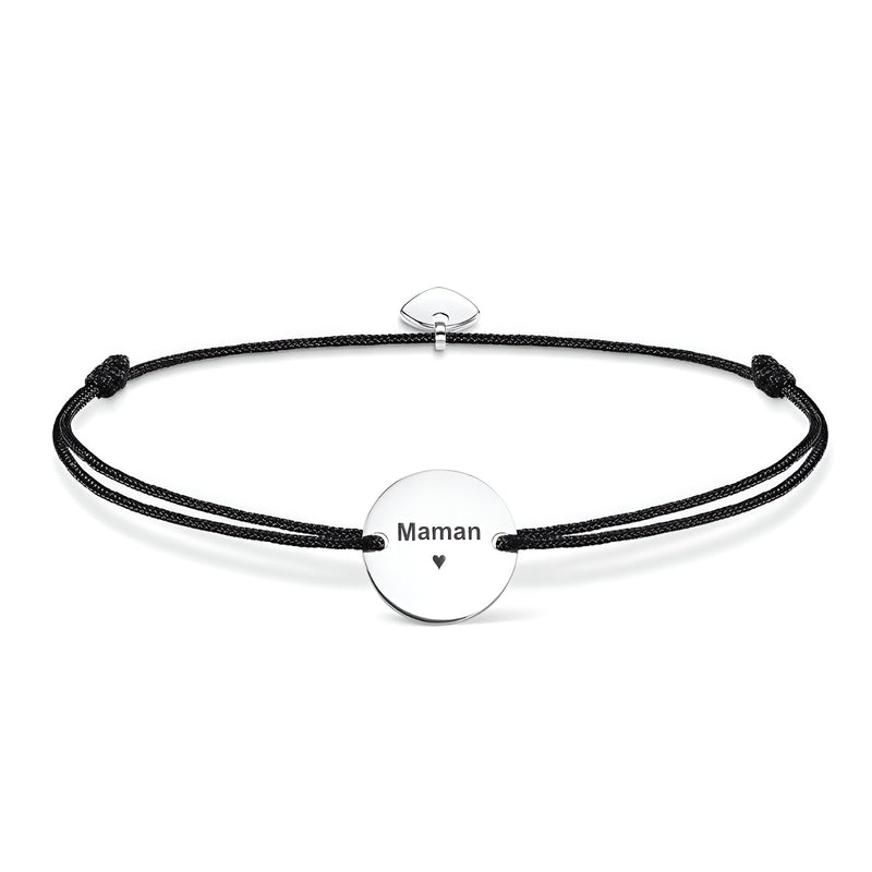 Bracelet cordon noir avec disque circulaire en acier inoxydable gravé "Maman" et petit cœur.