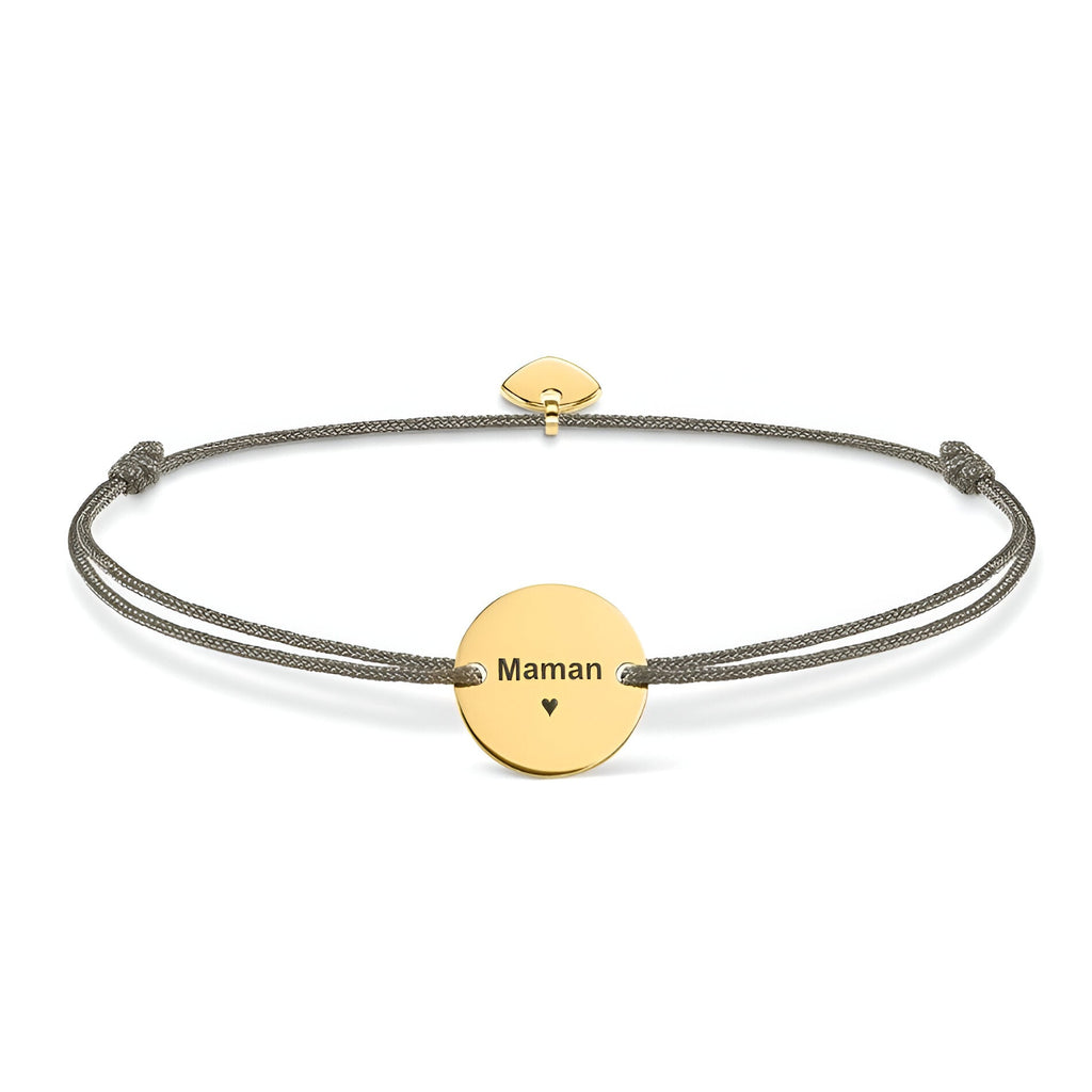 Bracelet cordon gris avec disque rond en acier inoxydable or rosé gravé "Maman" avec petit cœur.