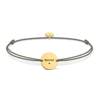 Bracelet cordon gris avec disque rond en acier inoxydable or rosé gravé "Maman" avec petit cœur.