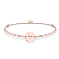 Bracelet cordon rose avec disque en acier inoxydable gravé "Maman" et petit cœur noir.