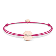Bracelet cordon rose avec disque or rosé gravé "Maman" pour femme.