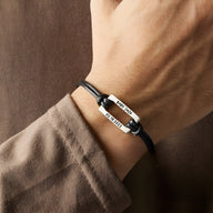 Bracelet cordon noir en acier inoxydable avec plaque gravée personnalisée pour homme.
