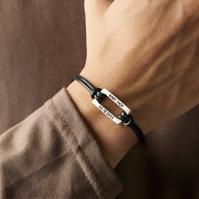 Bracelet cordon noir en acier inoxydable avec plaque gravée personnalisée pour homme.