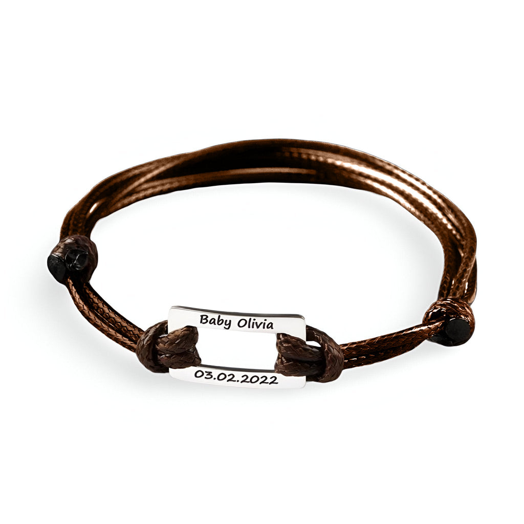 Bracelet cordon marron avec plaque acier inoxydable gravée nom et date, style homme.