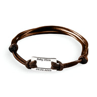 Bracelet cordon marron avec plaque acier inoxydable gravée nom et date, style homme.