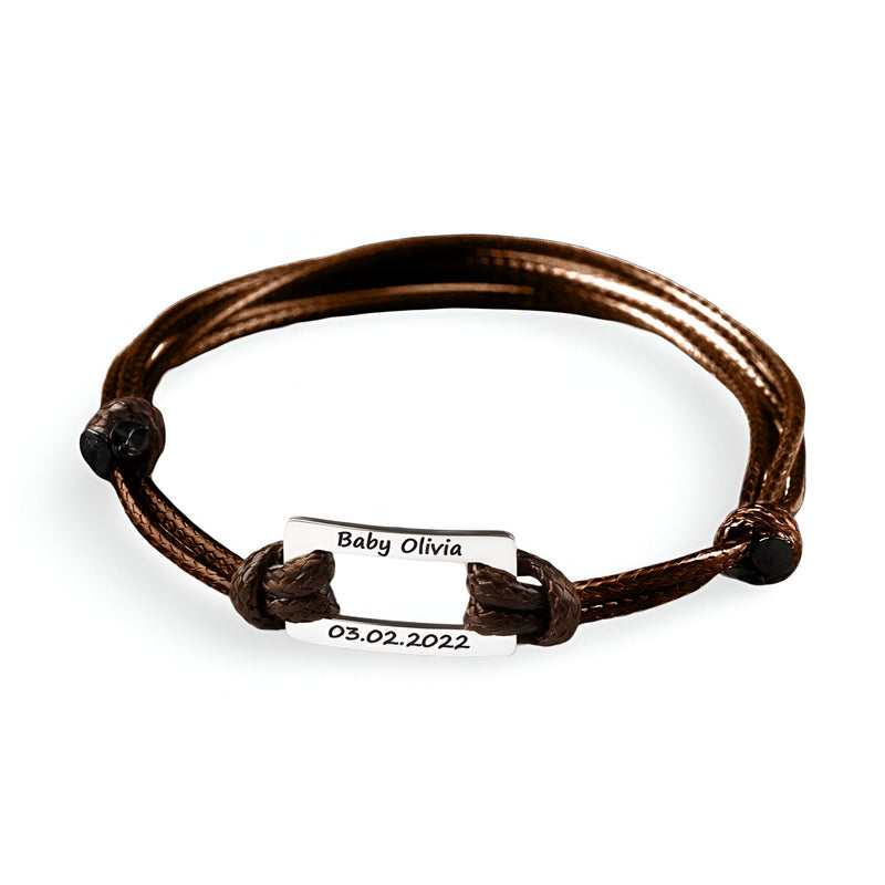 Bracelet cordon marron avec plaque acier inoxydable gravée nom et date, style homme.