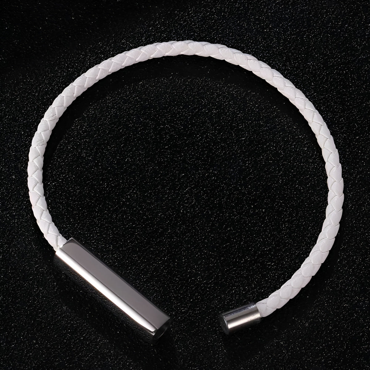 Bracelet cordon blanc en cuir tressé avec plaque argentée personnalisable, modèle Grety.