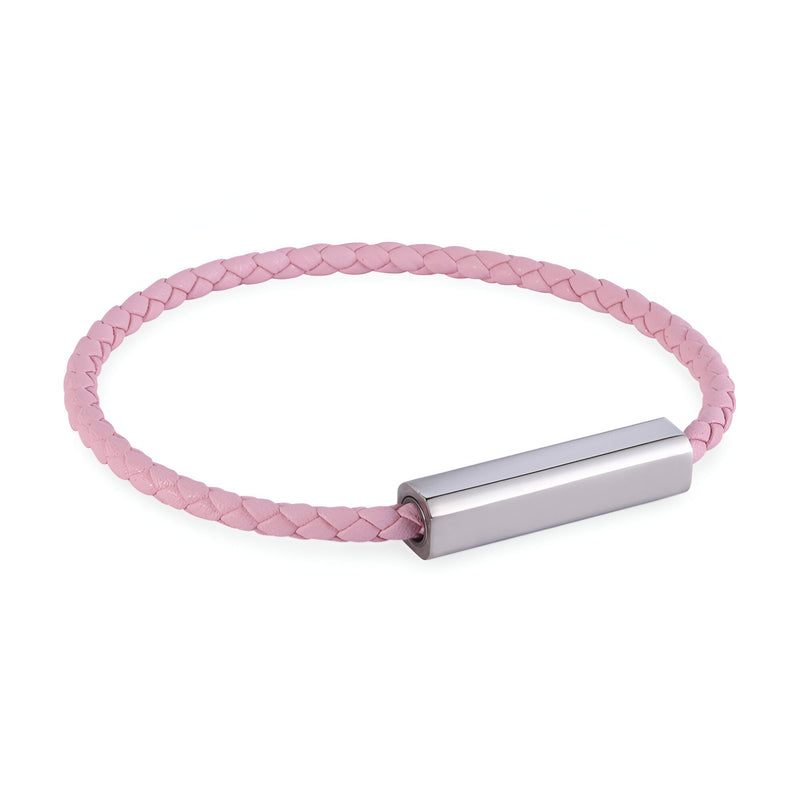 Bracelet cordon en cuir rose tressé avec fermoir métallique rectangulaire argenté.
