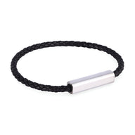 Bracelet cordon noir en cuir tressé avec fermoir métallique argenté lisse et rectangulaire.