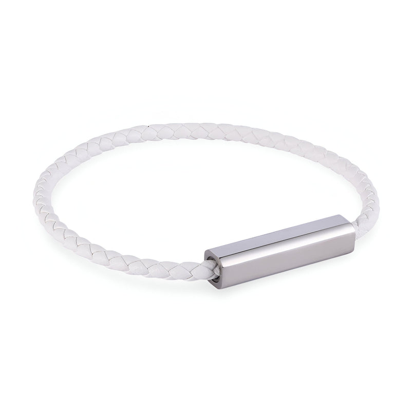Bracelet cordon en cuir blanc tressé avec fermoir métallique rectangulaire argenté, modèle Grety.