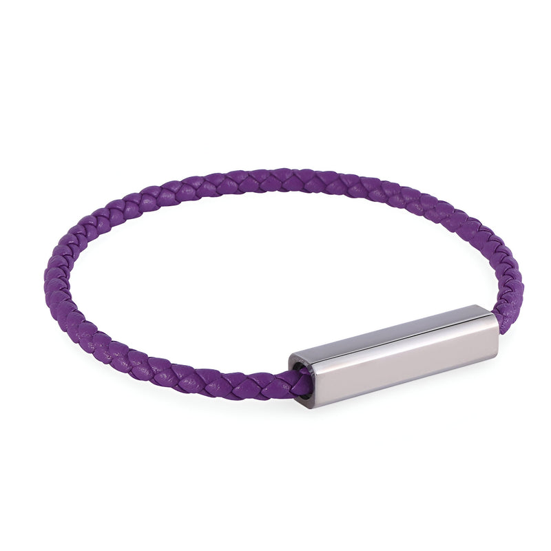 Bracelet cordon violet en cuir tressé avec fermoir rectangulaire argenté, design épuré et moderne.