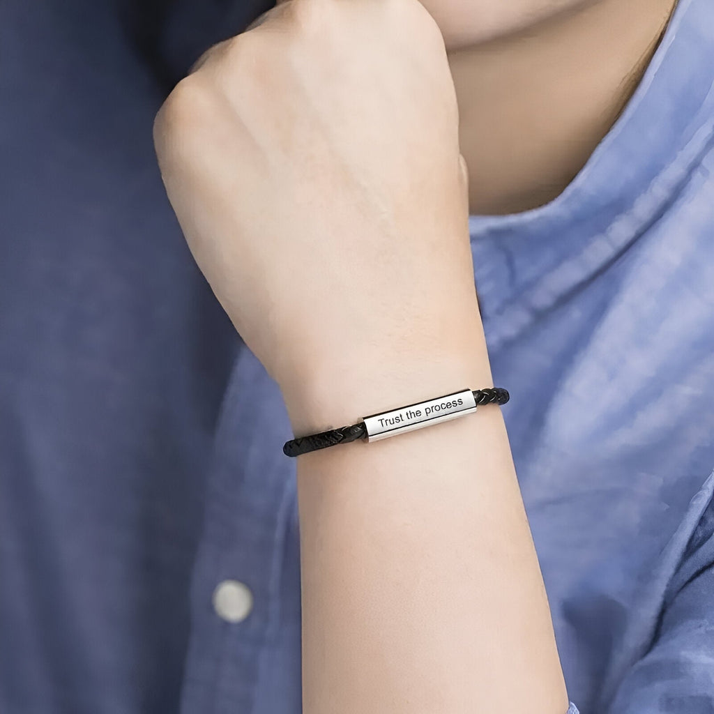 Bracelet cordon en cuir noir avec plaque métallique gravée, design fin et élégant, modèle Grety.