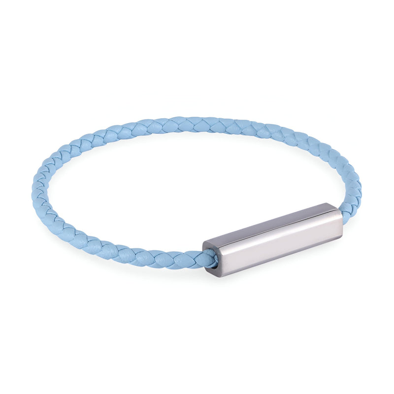 Bracelet cordon tressé bleu clair avec plaque métallique argentée lisse, style minimaliste.