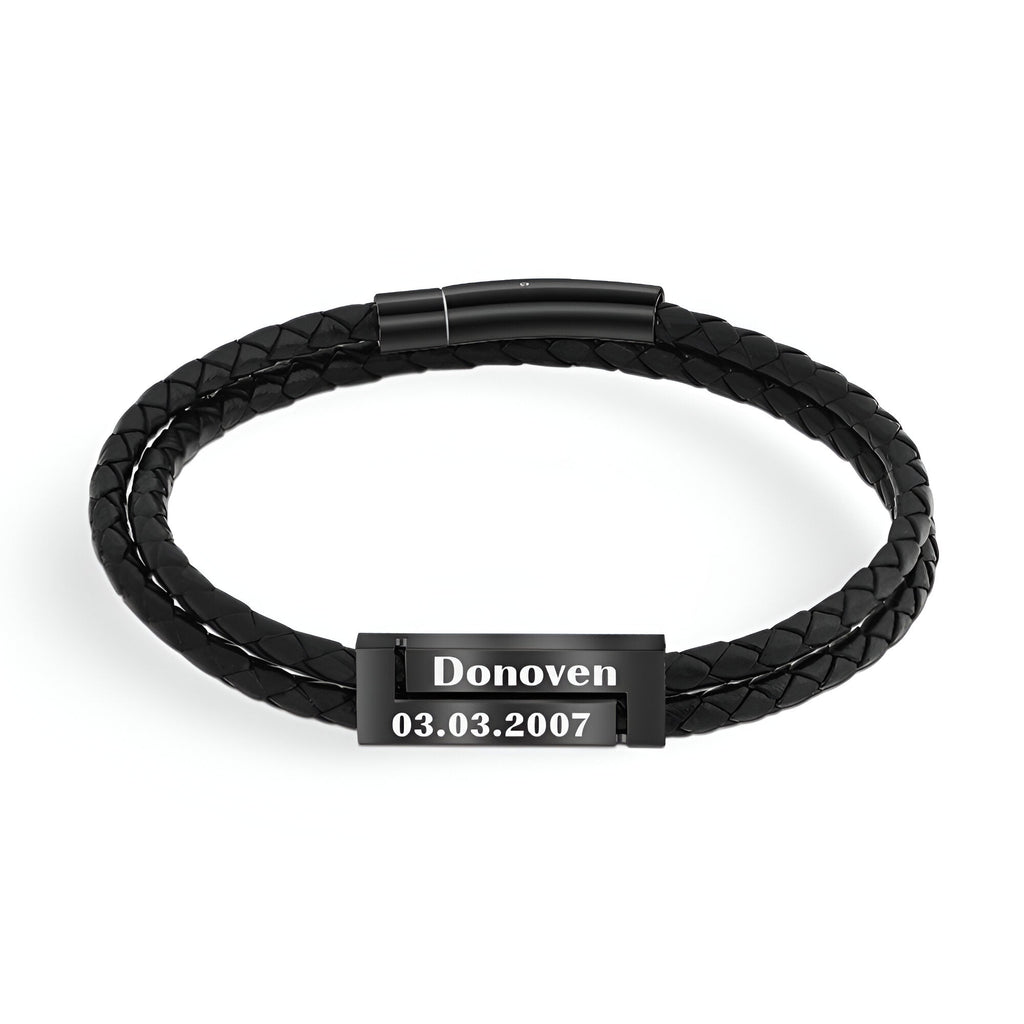 Bracelet cordon noir en cuir tressé avec plaque argentée gravée personnalisée Donoven 03.03.2007.