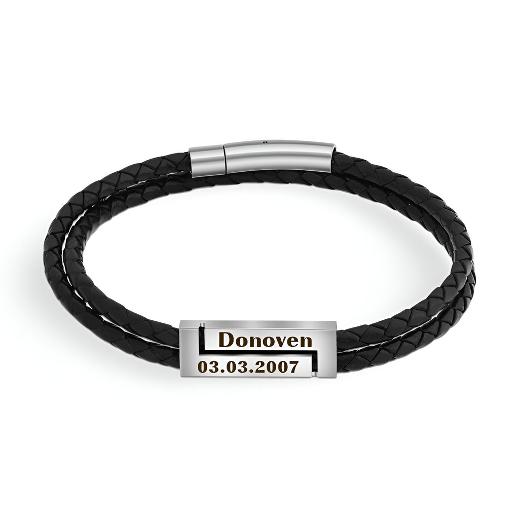 Bracelet cordon en cuir noir tressé avec plaque argentée gravée prénom et date.