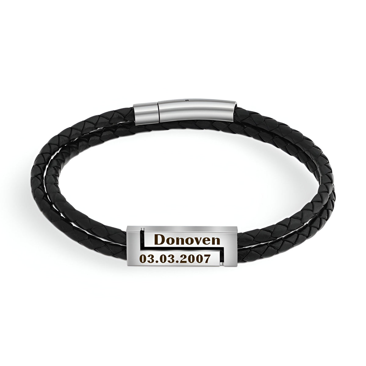 Bracelet cordon en cuir noir tressé avec plaque argentée gravée prénom et date.
