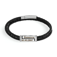 Bracelet cordon en cuir noir tressé avec plaque argentée gravée prénom et date.
