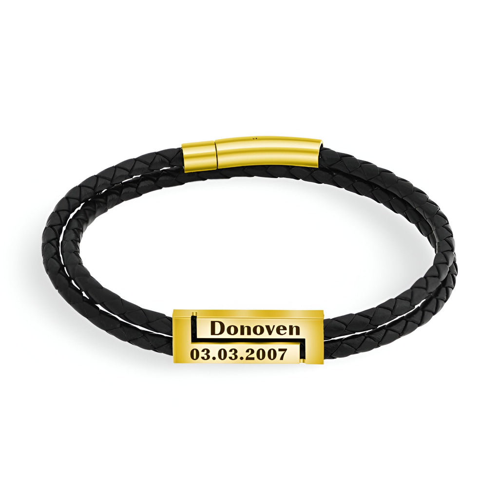 Bracelet cordon noir en cuir tressé avec plaque dorée personnalisée et fermeture magnétique dorée.