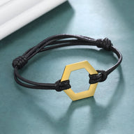 Bracelet cordon noir avec pendentif hexagone en acier inoxydable doré, modèle Mona pour femme.