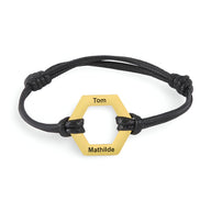 Bracelet cordon noir avec médaille hexagonale en acier inoxydable doré gravée Tom et Mathilde.
