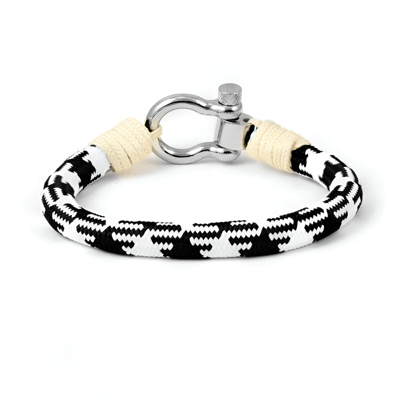 Bracelet cordon noir et blanc à motif graphique avec mousqueton arrondi en métal gris.