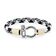 Bracelet cordon blanc et noir avec mousqueton arrondi en métal argenté et détails beige.
