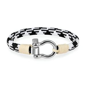Bracelet cordon blanc et noir avec mousqueton arrondi en métal argenté et détails beige.