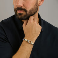 Bracelet cordon blanc et noir homme avec mousqueton arrondi en métal argenté.