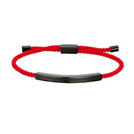 Bracelet cordon rouge ajustable avec plaque longue en acier inoxydable noir mat.