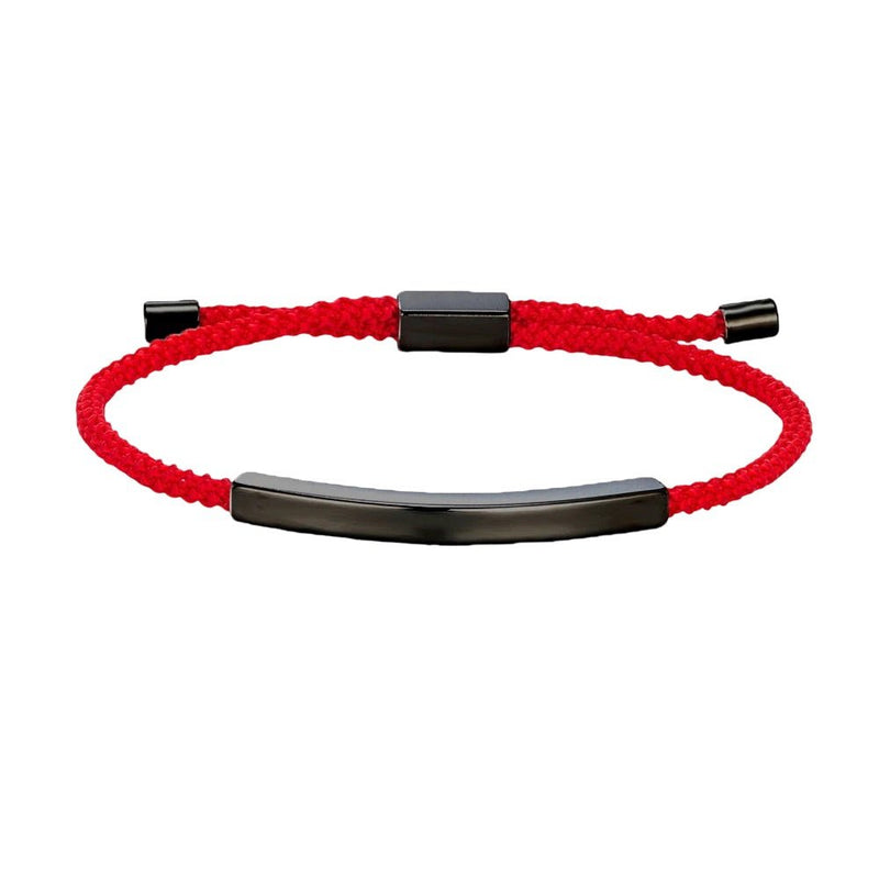 Bracelet cordon rouge ajustable avec plaque longue en acier inoxydable noir mat.