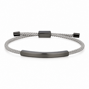 Packshot studio bracelet Doums Gris, cordon macramé tressé avec plaque longue et fermoir coulissant noir.
