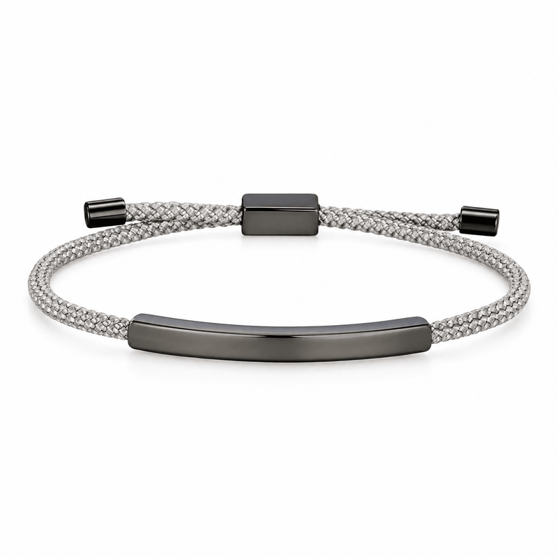 Packshot studio bracelet Doums Gris, cordon macramé tressé avec plaque longue et fermoir coulissant noir.