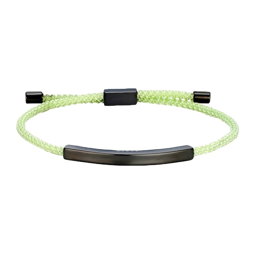Bracelet cordon vert pomme avec plaque longue en acier inoxydable noir mat, ajustable.
