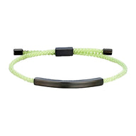 Bracelet cordon vert pomme avec plaque longue en acier inoxydable noir mat, ajustable.