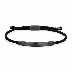 Packshot studio bracelet Doums Noir, cordon macramé tressé avec plaque longue et fermoir coulissant noir.