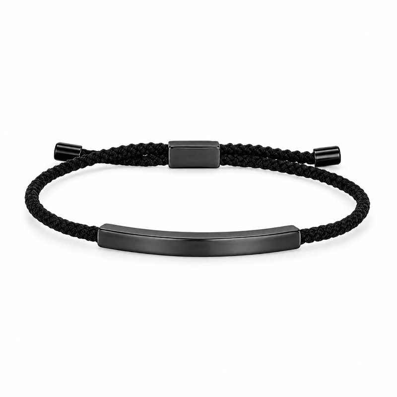 Packshot studio bracelet Doums Noir, cordon macramé tressé avec plaque longue et fermoir coulissant noir.