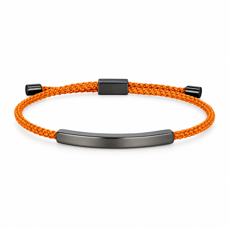 Packshot studio bracelet Doums Orange, cordon macramé tressé avec plaque longue et fermoir coulissant noir.