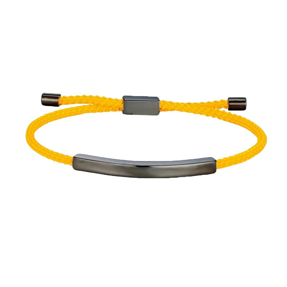 Bracelet cordon jaune avec plaque longue en acier inoxydable gris foncé et cordon ajustable.