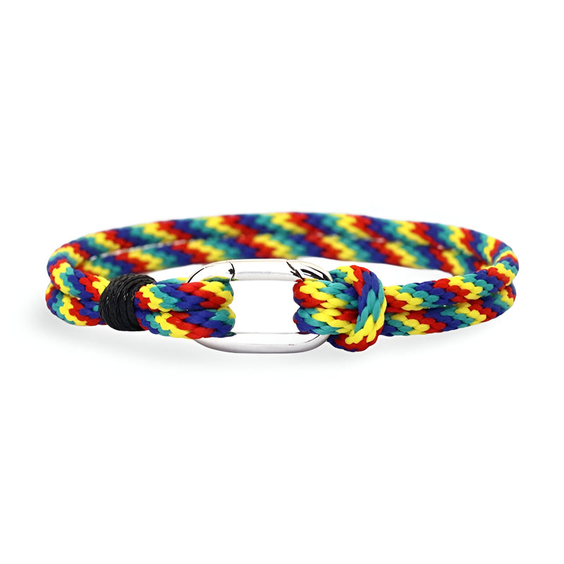 Bracelet cordon multicolore tressé avec petit mousqueton en métal argenté.