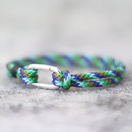 Bracelet cordon multicolore bleu, vert et marron avec petit mousqueton argenté pour homme.
