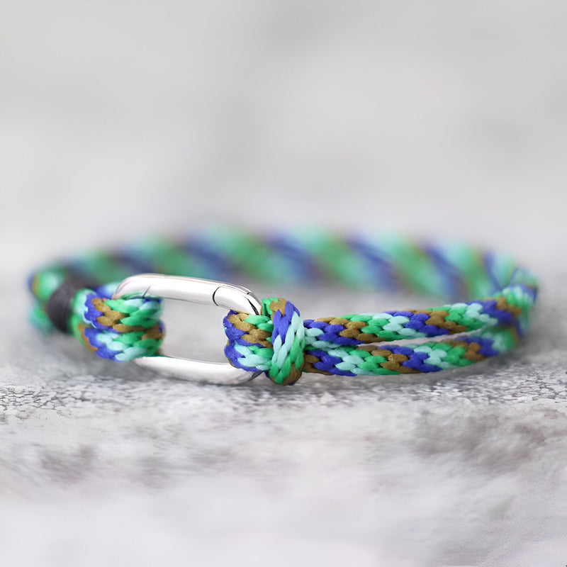 Bracelet cordon multicolore bleu, vert et marron avec petit mousqueton argenté pour homme.