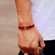 Bracelet cordon rouge et noir tressé avec petit mousqueton en métal, style homme.