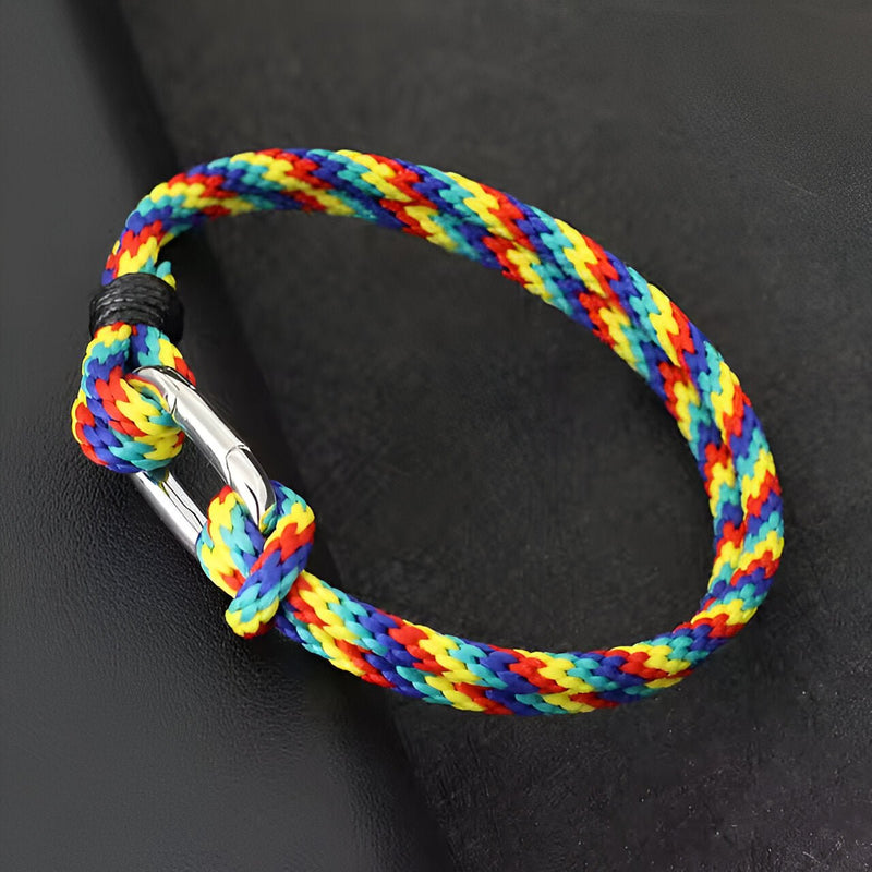 Bracelet cordon multicolore avec petit mousqueton argenté, design tressé pour homme.