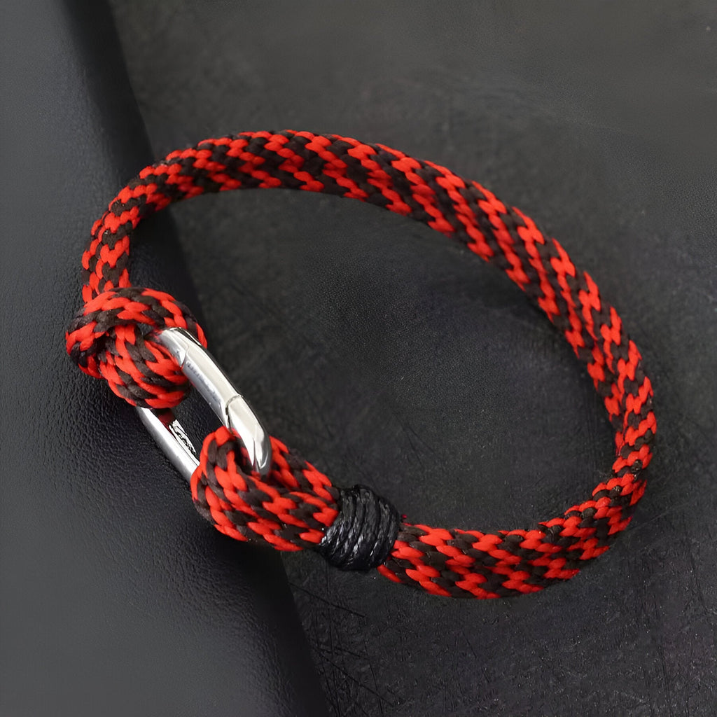Bracelet cordon rouge et noir tressé avec petit mousqueton argenté pour homme.