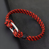 Bracelet cordon rouge et noir tressé avec petit mousqueton argenté pour homme.