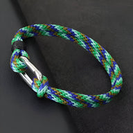 Bracelet cordon multicolore bleu, vert, et noir avec petit mousqueton argenté pour homme.