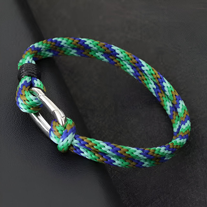 Bracelet cordon multicolore bleu, vert, et noir avec petit mousqueton argenté pour homme.