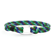 Bracelet cordon multicolore vert, bleu et noir avec petit mousqueton en métal argenté.