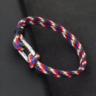 Bracelet cordon multicolore avec petit mousqueton en métal argenté pour homme.